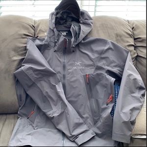 Arcteryx men’s gray gortex shell jacket